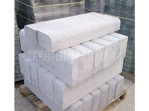 昆明混凝土路沿石施工現(xiàn)場需要注意什么呢？